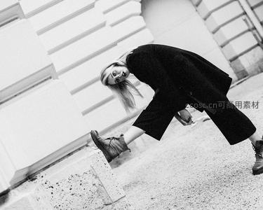 黑白街头动态抓拍女模特