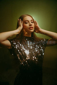 闪亮礼服女子光影特写