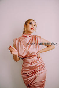 粉色缎面连衣裙优雅女性肖像