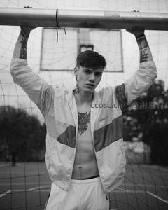 黑白街头篮球场上的纹身青年