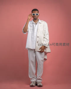 全白造型戴墨镜的潮流男士