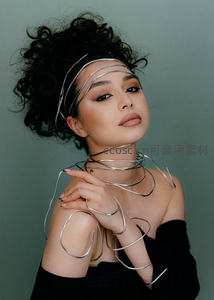 金属线条缠绕的神秘艺术女性