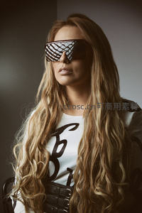 金发女郎戴网格墨镜展现前卫风