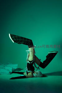 绿光下倒立少女展现另类艺术感