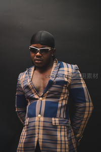 格纹西装男戴银框墨镜显霸气