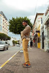 街头时尚青年自信站立街边