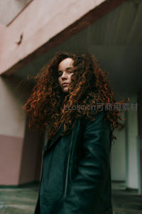 卷发女子穿皮衣显个性风范