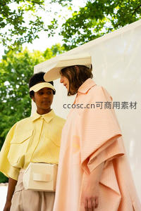 两位女性户外互动展现设计感