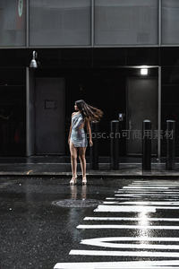 雨后街头银裙女子背影迷人