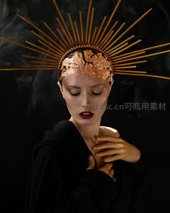 金色光环下的神秘女祭司