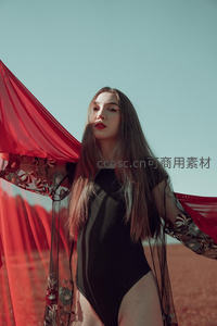 红纱飘舞沙漠中的优雅身影