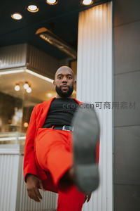街头时尚红装男士动感踢腿
