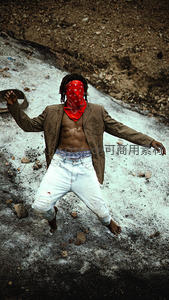 废墟中赤膊舞者的狂野姿态