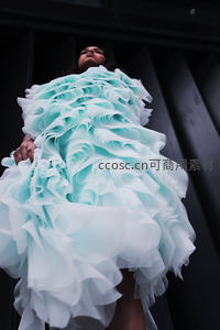 蓝白层叠纱裙女子仰望，建筑衬托