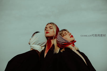 三位女性头巾造型艺术写真