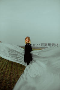 田野中飘逸白纱的女子