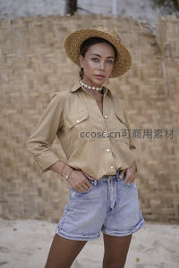 沙滩草帽女孩休闲写真