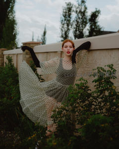 波点长裙花园中的优雅舞者