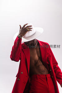 红衣绅士戴白帽，时尚姿态显魅力