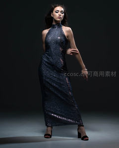 闪亮长裙女模，暗调光影显高贵