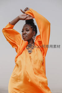 橙衣女子舞动瞬间，优雅造型吸睛