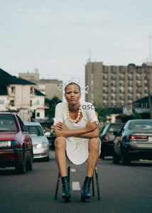 街头椅子上的白裙时尚女郎