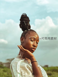 闭眼沉思的非洲编发少女