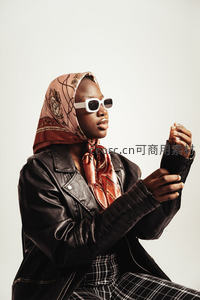 时尚头巾与墨镜的酷炫造型