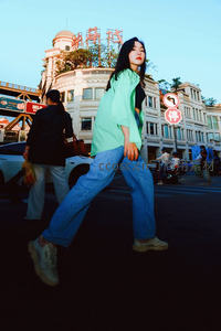 街头漫步的青春活力少女