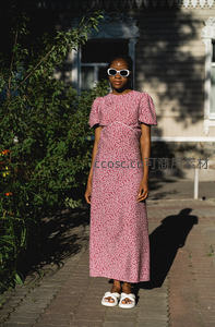 花园小径中穿碎花长裙的女子