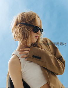 金发女子蓝色背景下的酷感造型