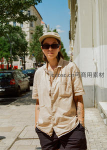 街头酷女孩戴着帽子和墨镜漫步