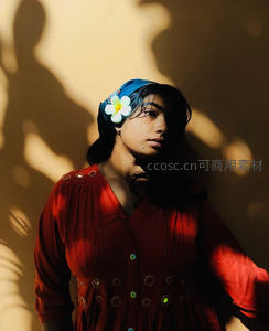 光影下的红裙女子侧颜特写