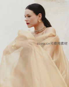优雅女性米色纱裙配珍珠首饰