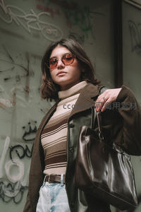 街头涂鸦墙前时尚女孩穿搭