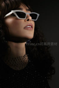 神秘黑衣女子戴猫眼墨镜仰望