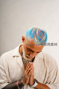 蓝白漩涡染发男子沉思