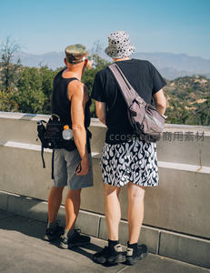 桥上二人远眺山景风光