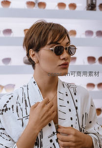 时尚女性试戴复古圆形墨镜