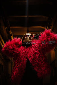 红羽绒服街头时尚造型