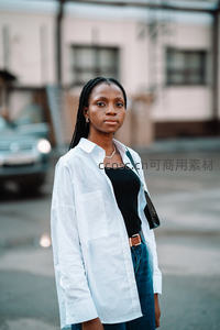 白衬衫黑内搭街头写真