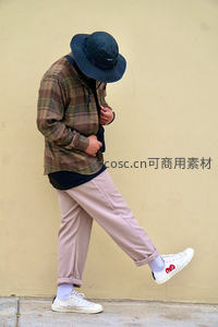 格纹衬衫搭配渔夫帽潮男