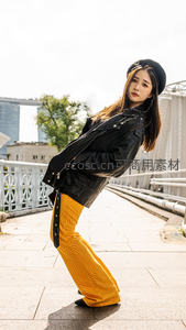 黑皮衣黄阔腿裤桥上摆拍