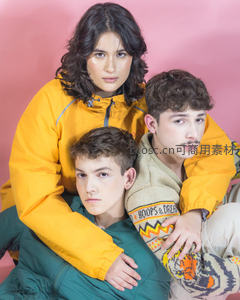 三位年轻人亲密合影，黄色外套温暖时尚