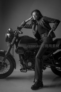 黑白摩托女郎，皮衣酷飒气场全开