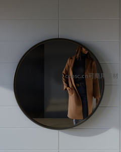 圆形镜中倒影，驼色大衣女人优雅现身