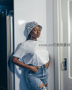 豹纹帽白T牛仔女倚门沉思