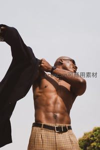 阳光下肌肉男脱西装展健美身材