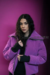 紫衣女子直视镜头显自信