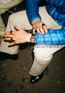 手部特写展示多枚戒指手表